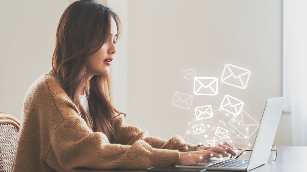 Gestionnaire de copropriété naviguant sur tablette dans salle de réunion moderne